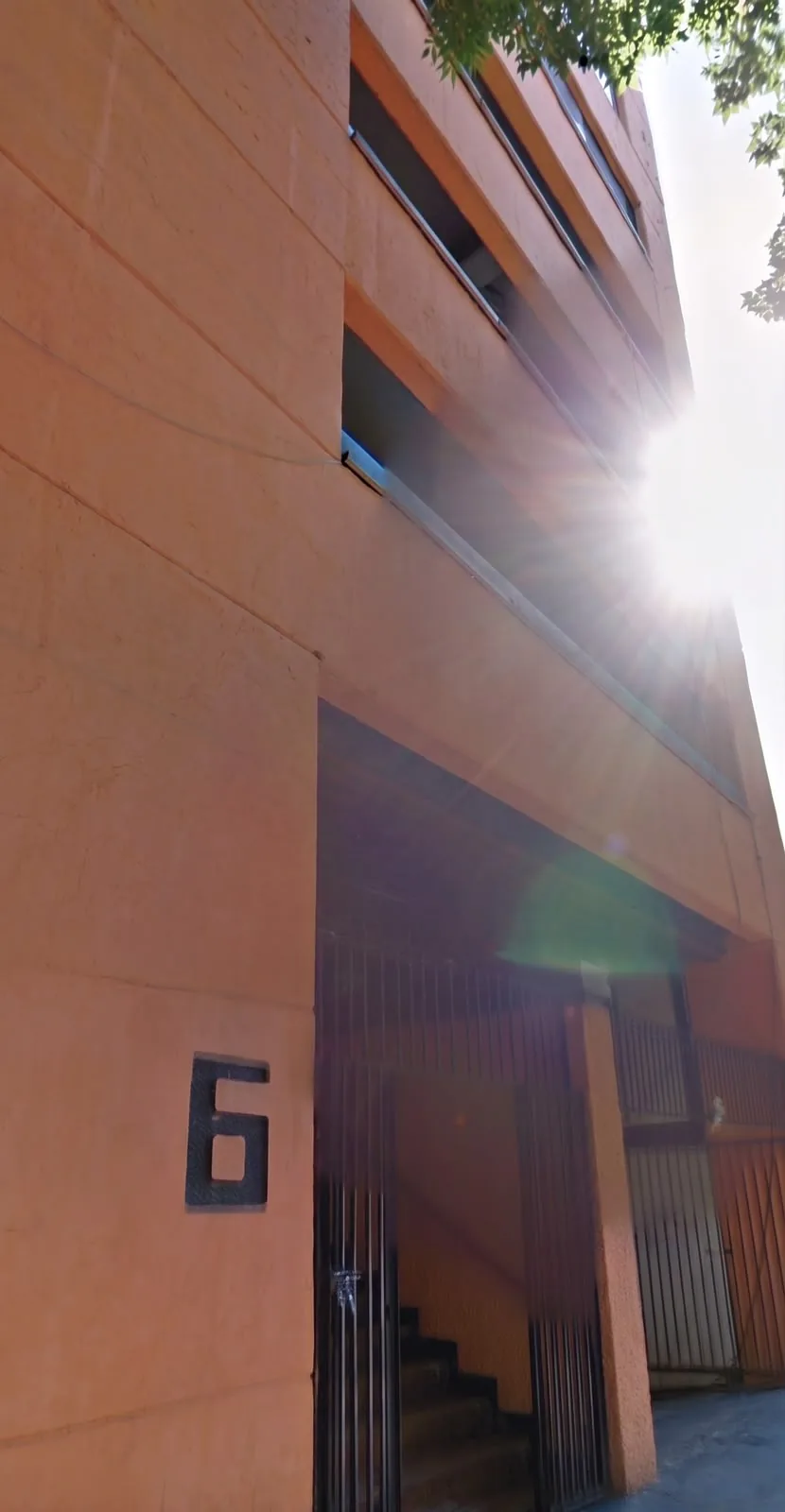 Entrada del edificio en Bruselas 6, Col. Juárez, con el número 6 en la fachada